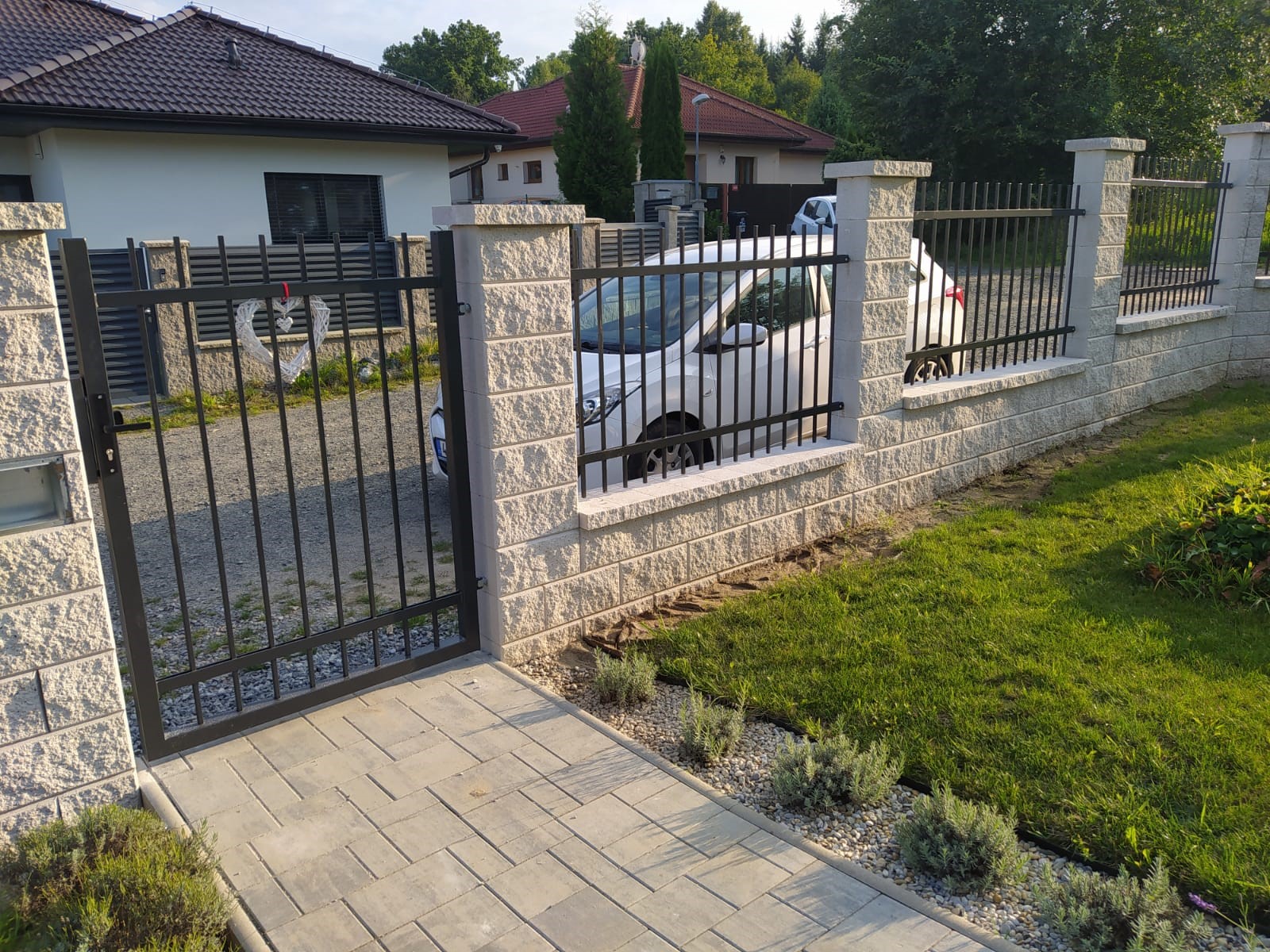 Dva rozdilne pristupy k modernimu oploceni 02 Dva rozdilne pristupy k modernimu oploceni 02